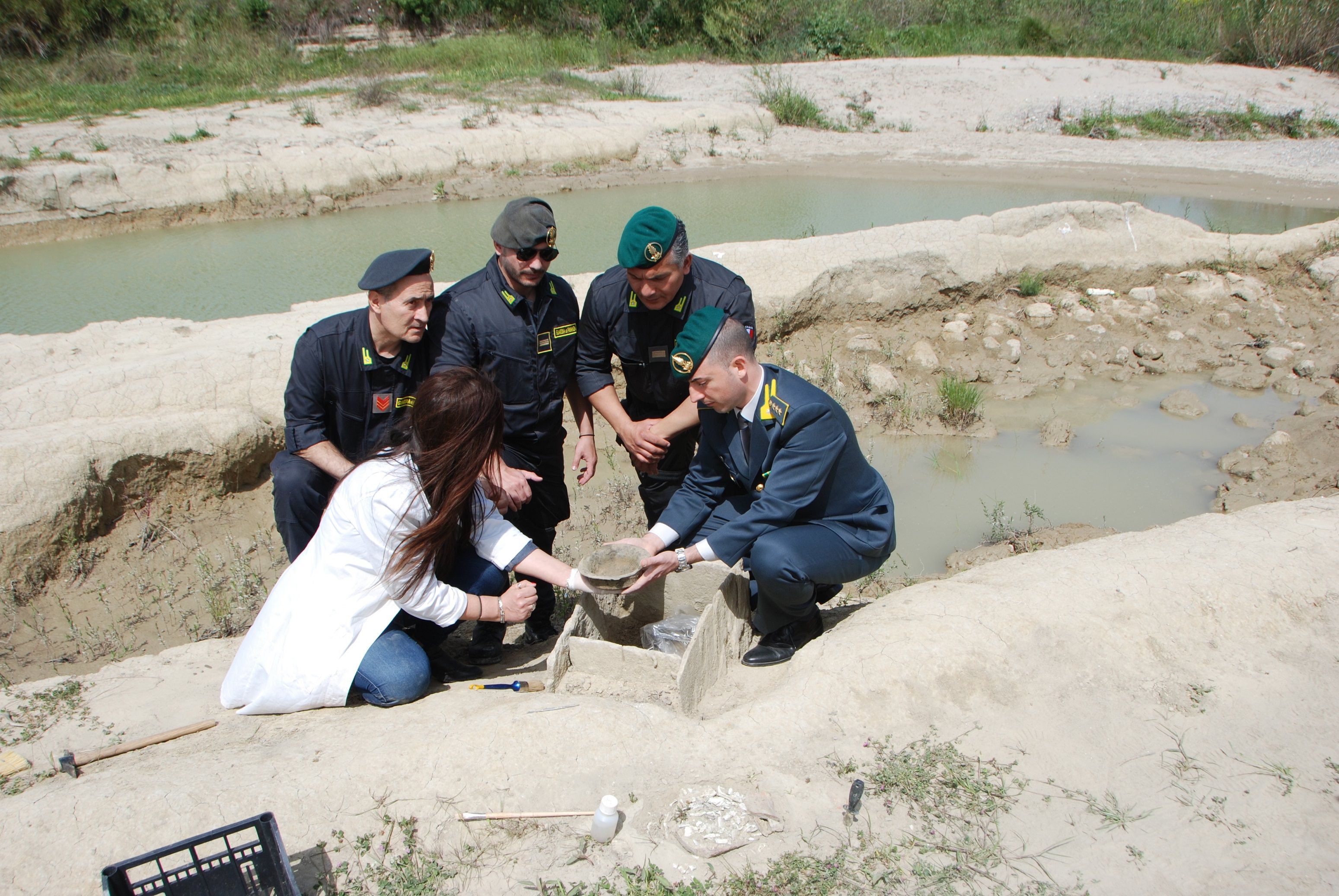 Crotone, la Gdf scopre un sito archeologico dell’età del bronzo