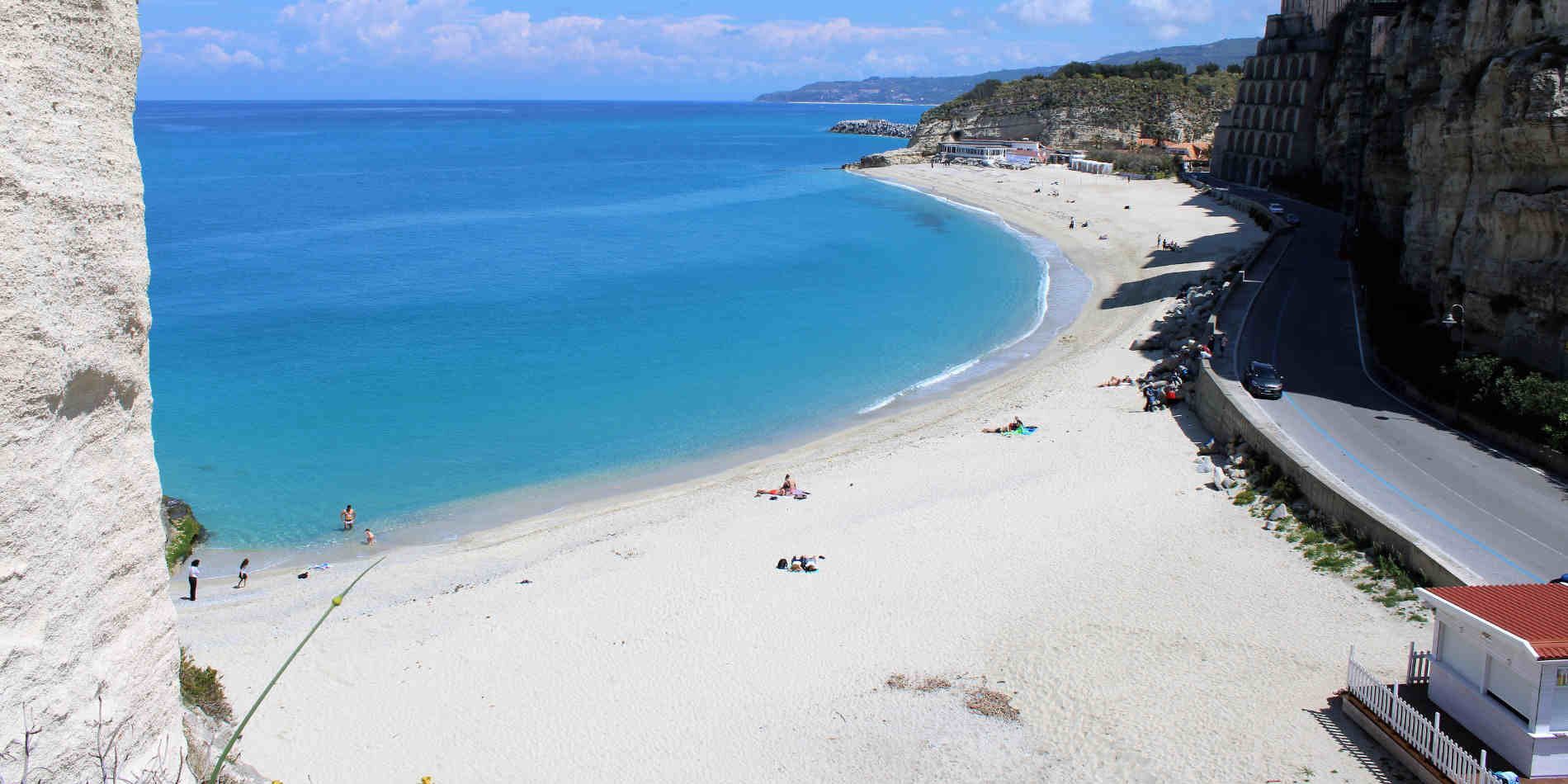 Droga nascosta in un lido balneare della Costa degli Dei, arrestato il custode