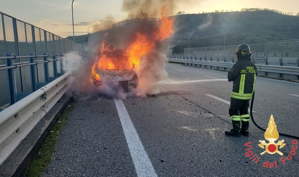 Furgone in fiamme lungo la SS106 allo svincolo di Catanzaro Ovest, intervengono i vigili del fuoco