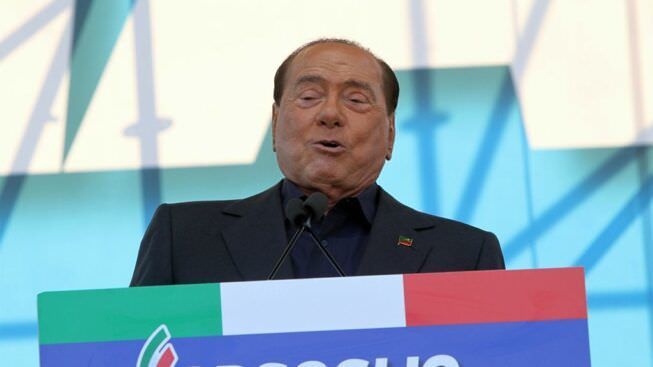Berlusconi al vertice con i coordinatori: «Tutti riuniti attorno alla nostra bandiera»