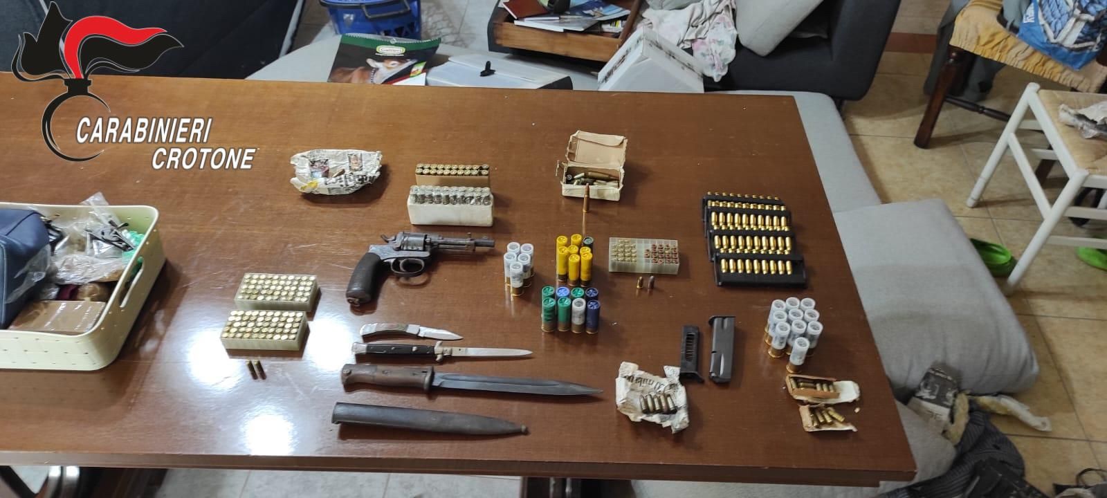 Aveva trasformato la sua casa ad Isola in una vera e propria armeria, arrestato 76enne – FOTO