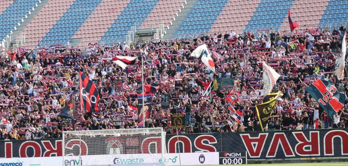 La Curva Sud del Crotone: «Non siamo in vendita, resteremo fuori dallo stadio ad oltranza»