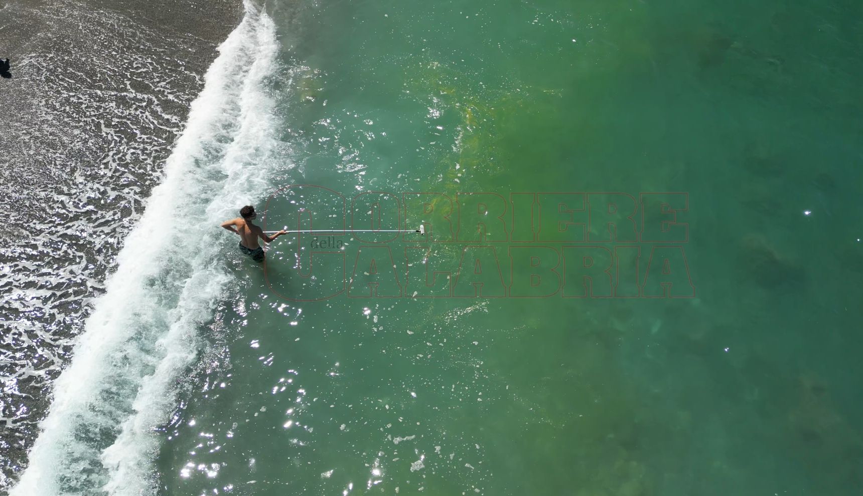 Dai droni ai campionamenti, Arpacal sorveglia il mare di Falerna. «Alghe riportate in superficie dalla mareggiata» – FOTO E VIDEO