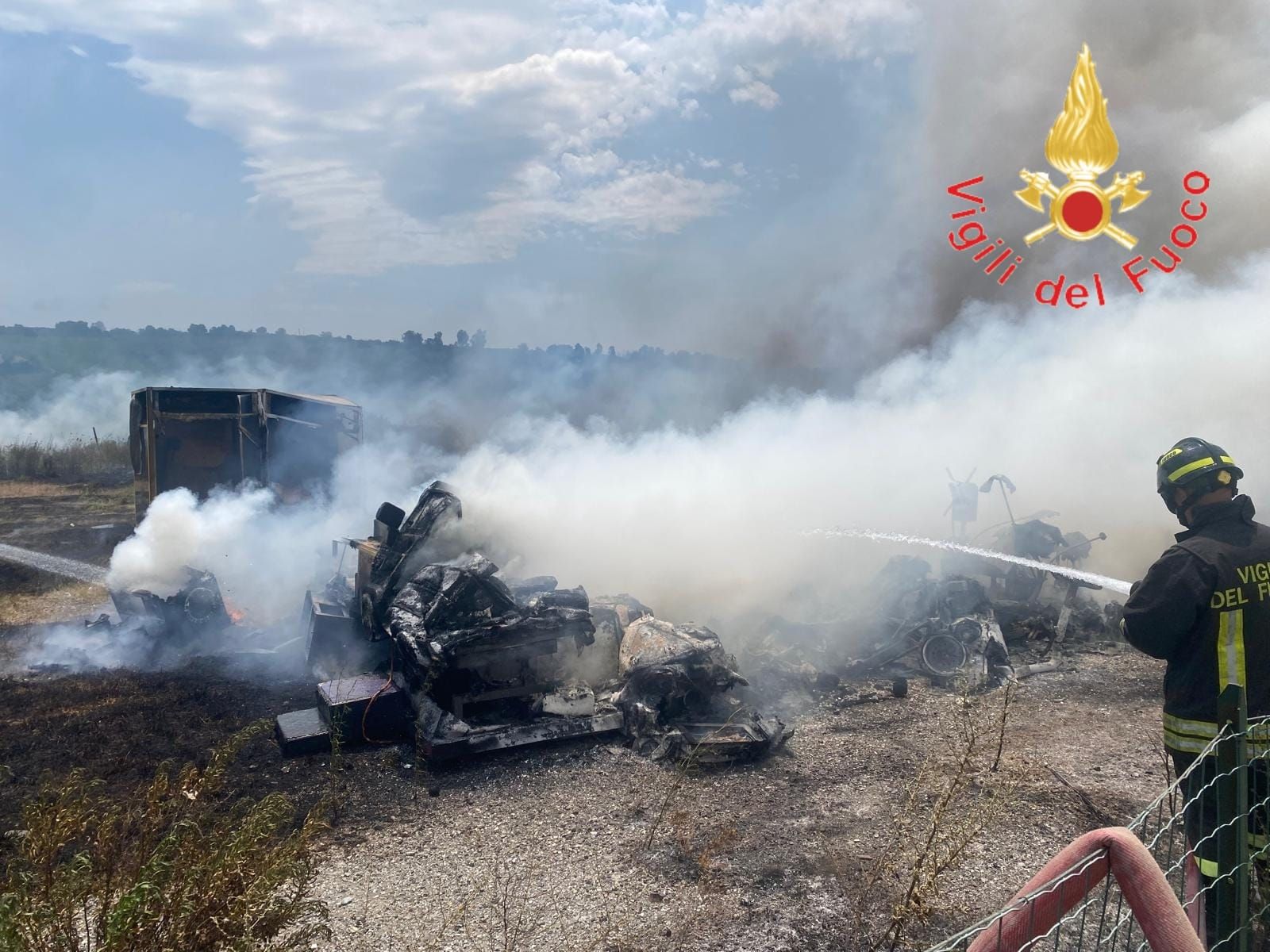 Incendio di sterpaglie a Maida degenera: in fiamme alcune giostre