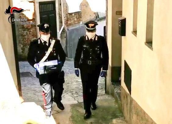 Covid, a Villa i carabinieri consegnano pc agli studenti