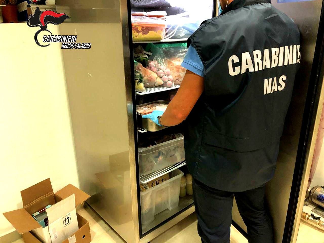 Reggio, cibo congelato e mal conservato. Denunciata la titolare di un ristorante