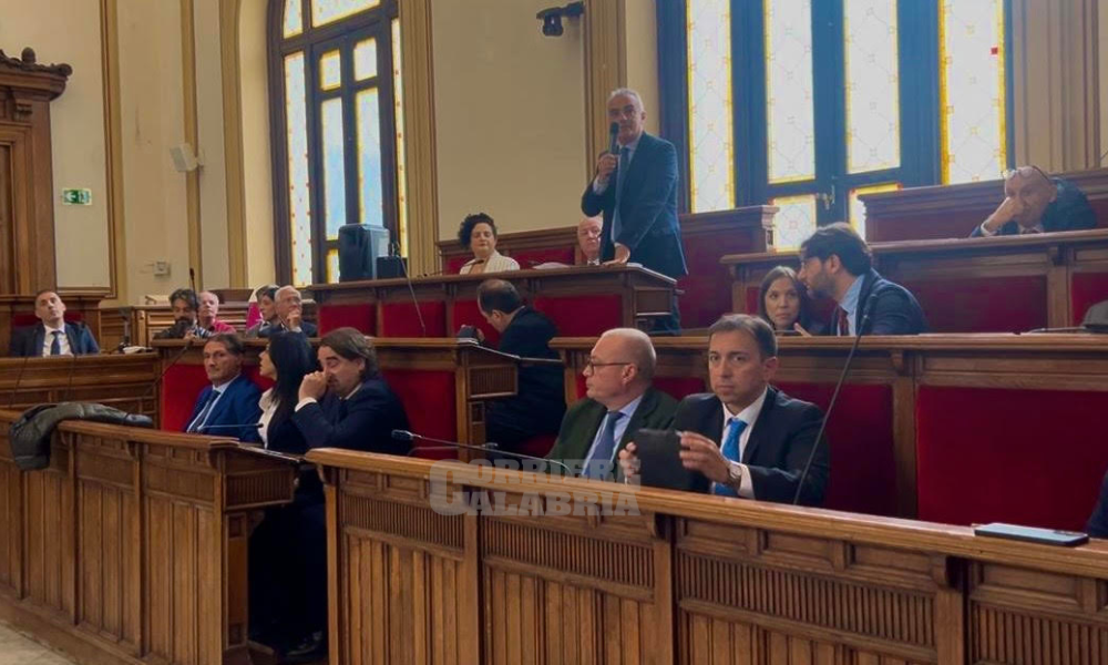 La frattura è servita: falò nella maggioranza reggina dopo l’addio di Falcomatà