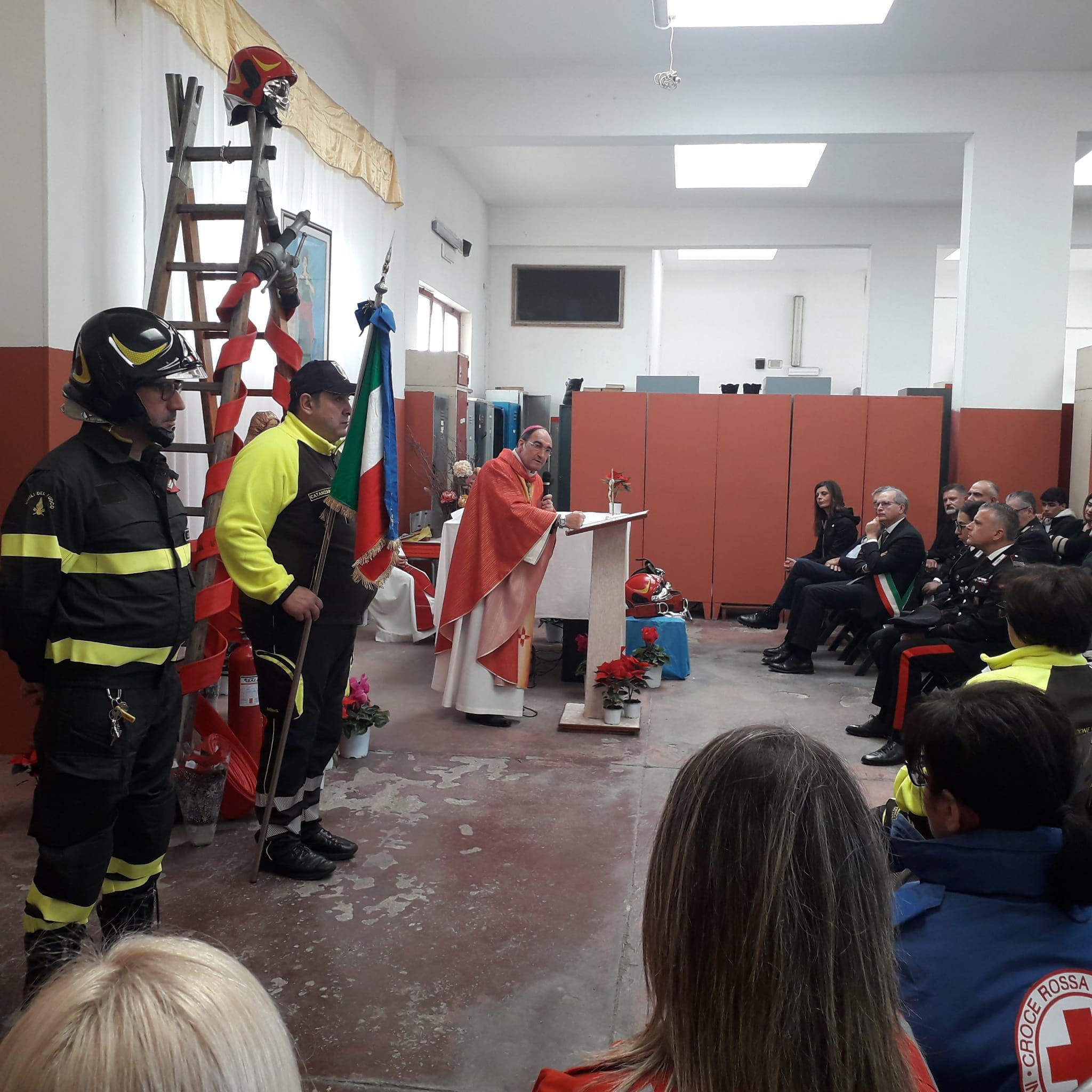 A Lamezia la cerimonia in occasione della festa di Santa Barbara, protettrice dei Vigili del fuoco