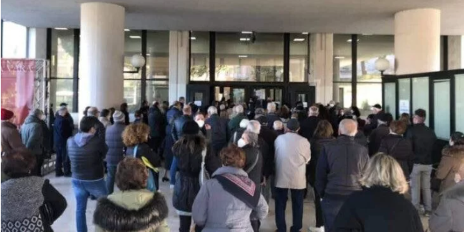 Vaccini, ancora caos a Reggio: over80 assembrati