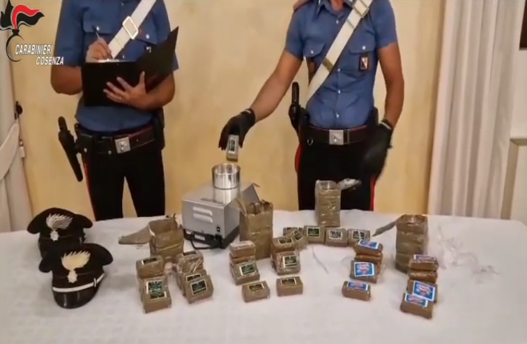 Castrovillari, beccati sullo scooter con quattro chili di hashish nella busta della spesa – VIDEO