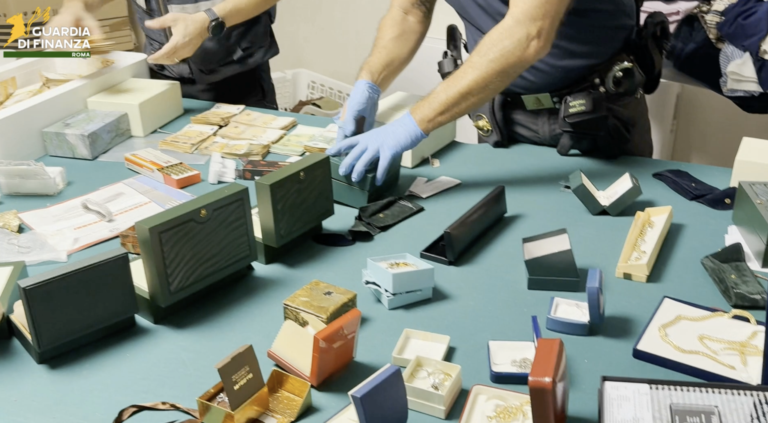Frodi fiscali e riciclaggio, maxi blitz da Roma alla Calabria: sequestri per 4,5 milioni – VIDEO