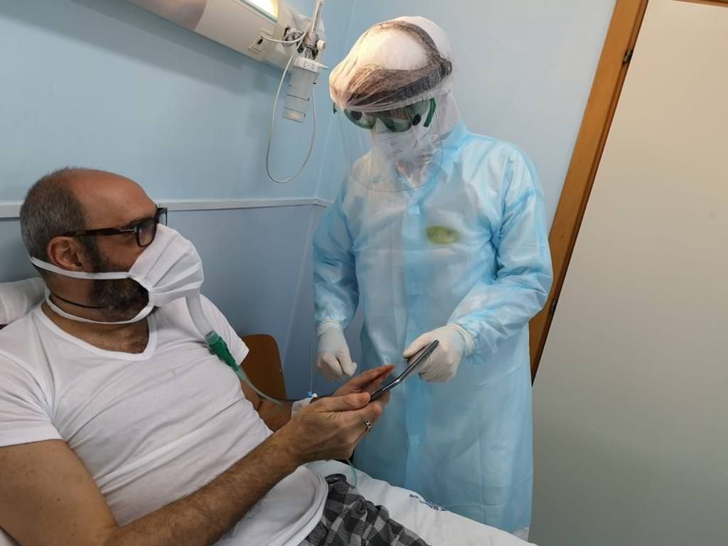 Tablet per vedere i familiari dei pazienti, la donazione di Caputo all'ospedale di Cosenza