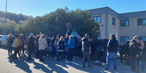 Una protesta dei dipendenti Abramo davanti alla sede di Montalto Uffugo (CS)
