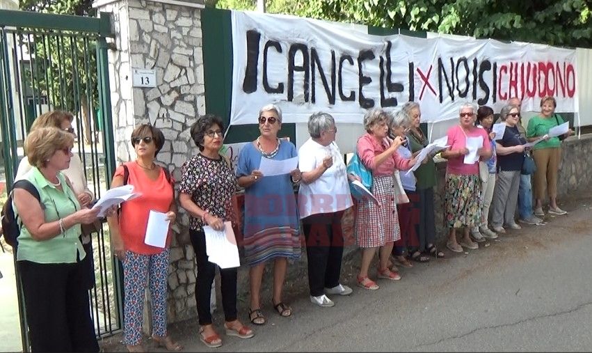 Flash Mob dell’Auser di Rende, ancora in attesa di una sede – FOTO E VIDEO