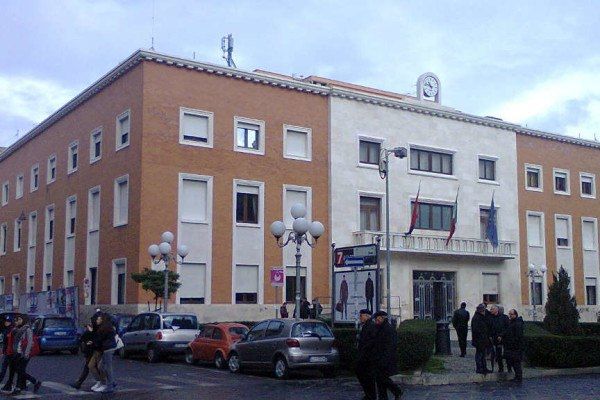 Crotone, i lavoratori del “Marrelli” occupano il municipio