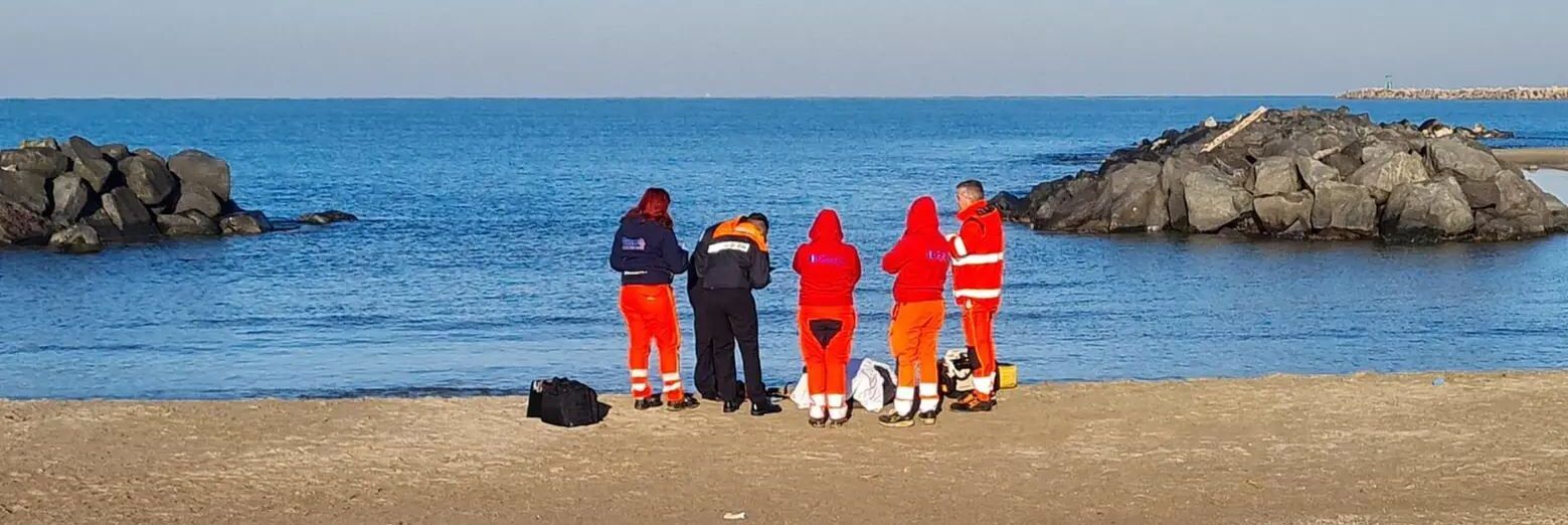 Giallo a Fiumicino, trovato in spiaggia il corpo di una donna