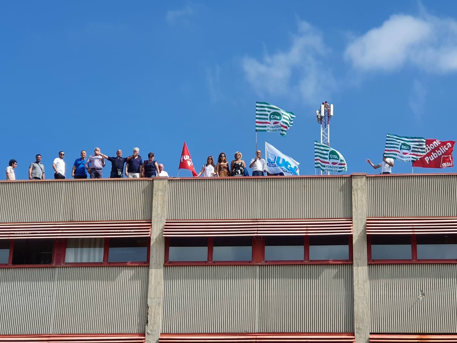 Corap in default, lavoratori sul tetto della sede a Lamezia – VIDEO