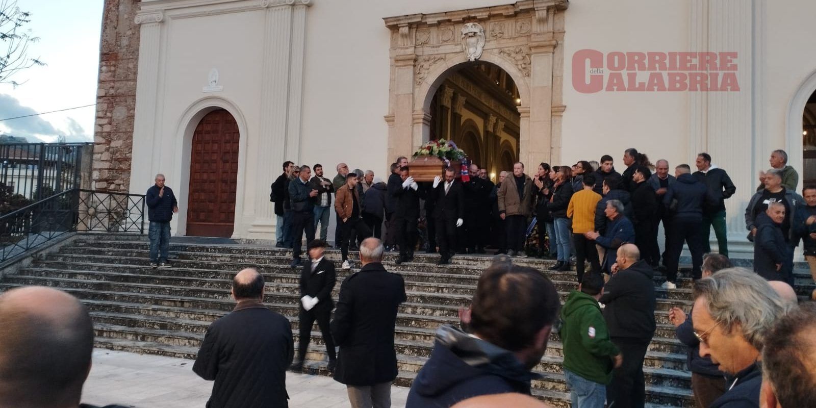 L’ultimo saluto a Giuseppe Milicchio: tanta gente al funerale del cronista dal cuore rossoblù – VIDEO