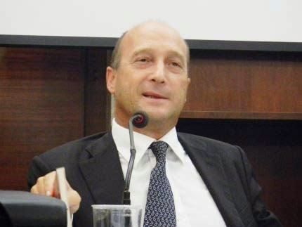 Foti: «Minniti intervenga contro il taglio di Alitalia su Reggio»