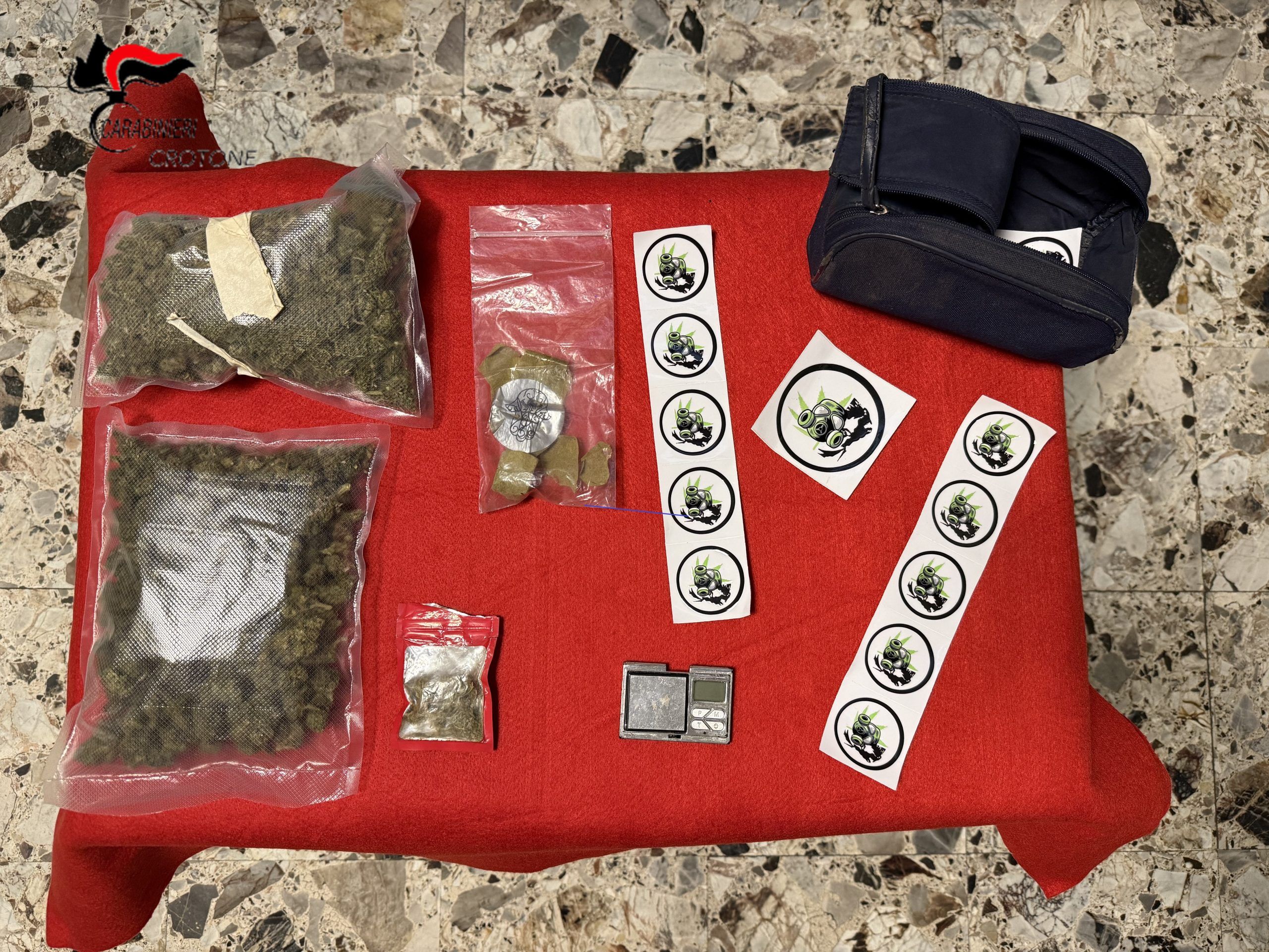 Sorpreso con oltre 200 grammi di droga in auto, un arresto nel Crotonese