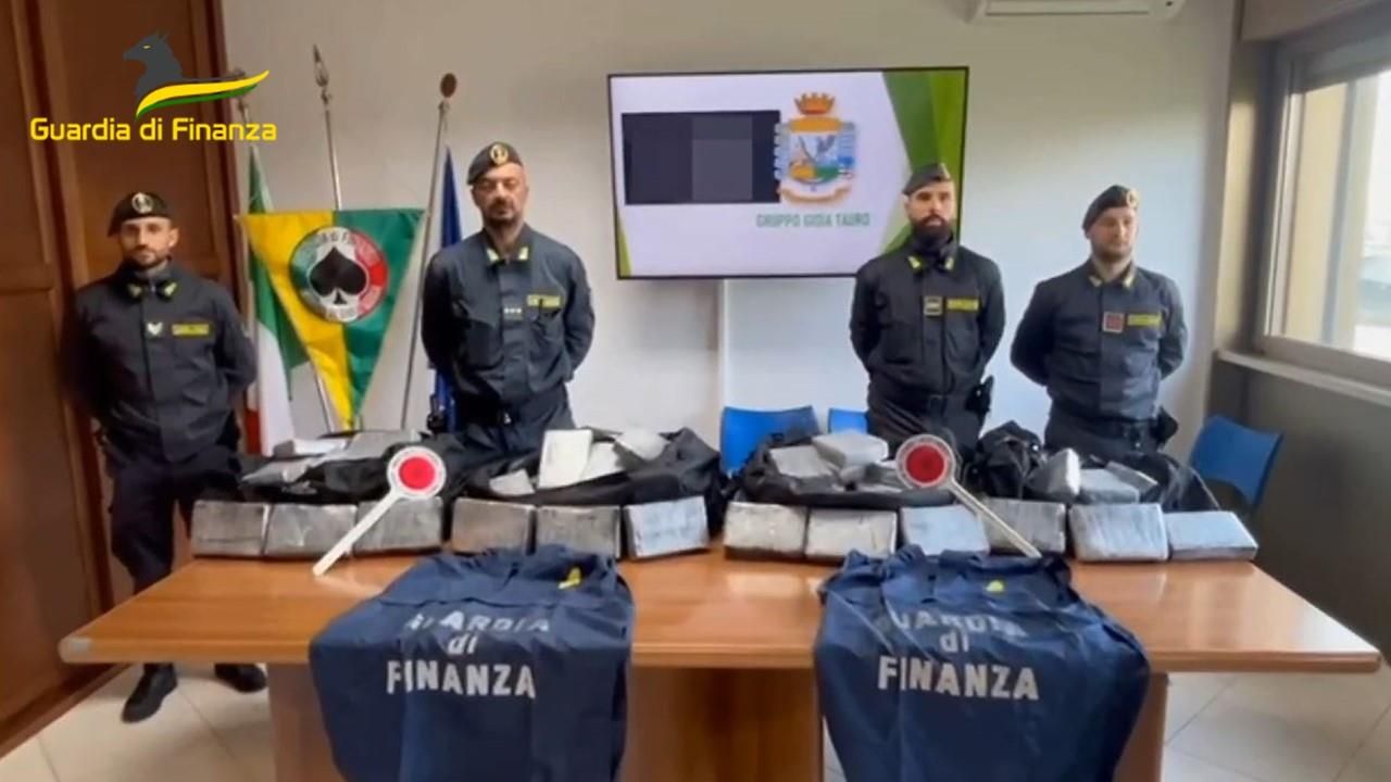 Droga, maxisequestro al porto di Gioia Tauro: 110 chili di cocaina purissima – VIDEO e FOTO