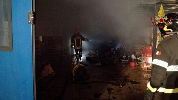 Intimidazione a Crotone, incendiato un deposito