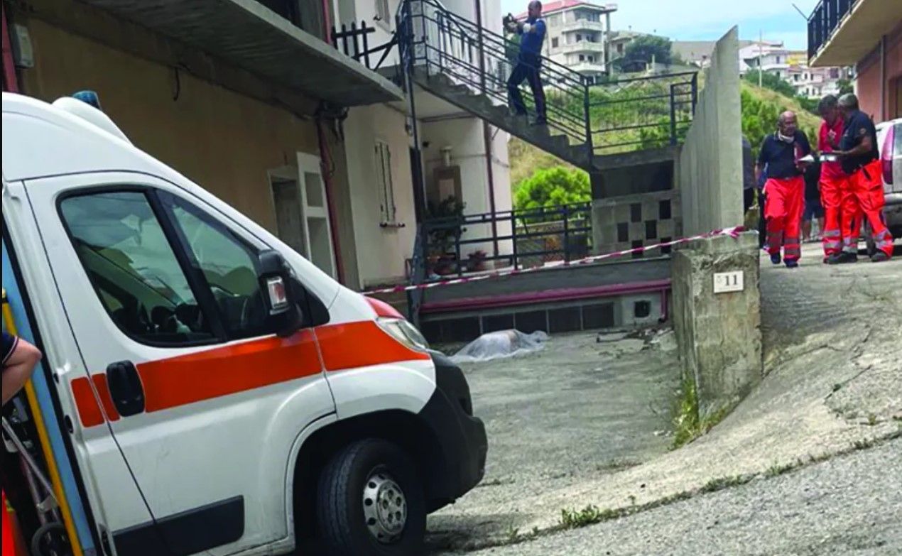 Precipita dal secondo piano di un edificio a Strongoli, muore 40enne