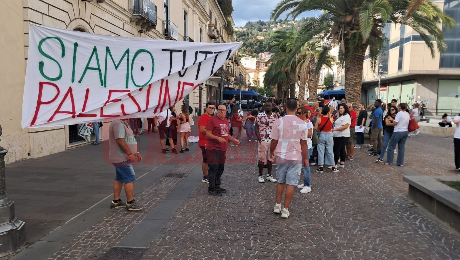 Lamezia blindata per l’arrivo dei leader del centrodestra. A pochi metri dal palco spuntano bandiere pro-Palestina