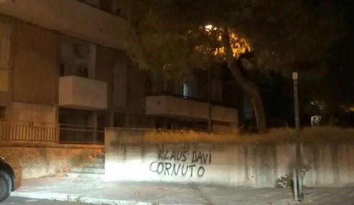 Reggio Calabria, insulti contro Klaus Davi su un muretto nel quartiere di Archi