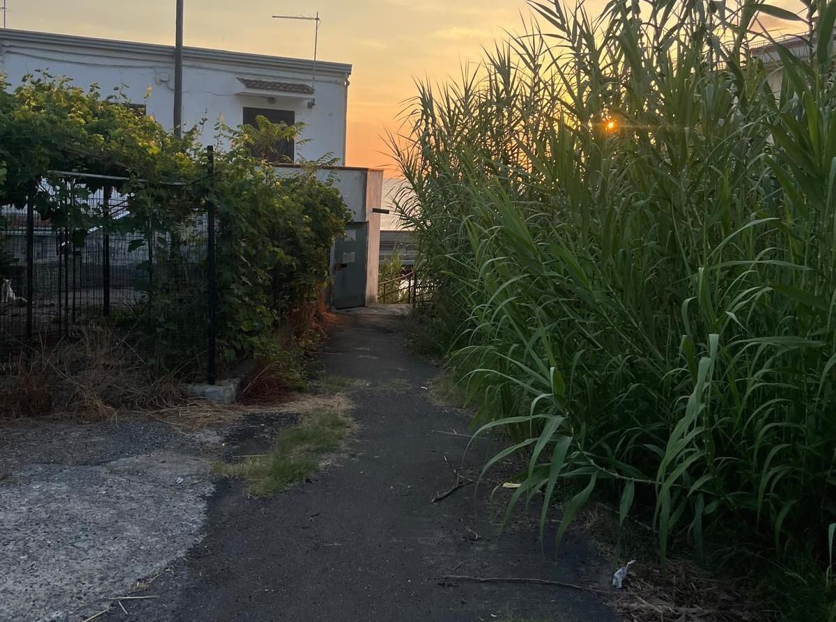 «Strada buia e insicura, abbiamo paura per i nostri figli»: a San Lucido il degrado è a un passo dal lungomare