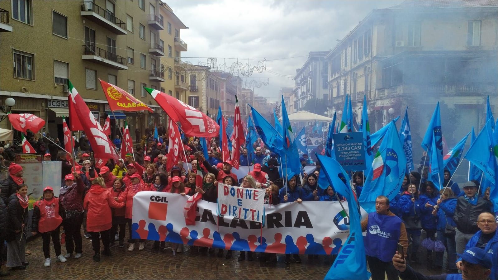 Cosenza, sciopero generale. Una piazza “rossoceleste” manca solo il bianco della Cisl – FOTO