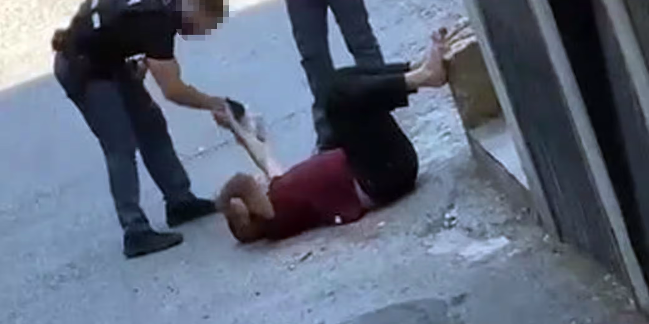 Nuovo video: una chiazza di sangue sotto la testa di Fakir