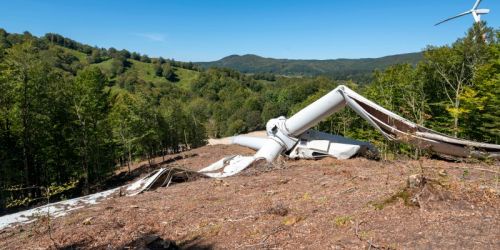 La turbina "spezzata" nel parco eolico di San Sostene. Le immagini (e le preoccupazioni) sui social