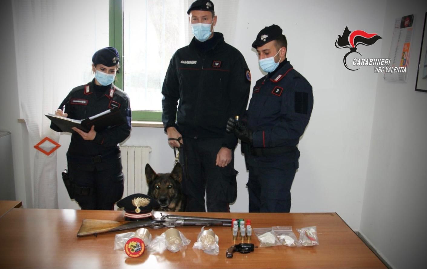 Armi clandestine e “bombe carta” in casa: 37enne arrestato a Simbario