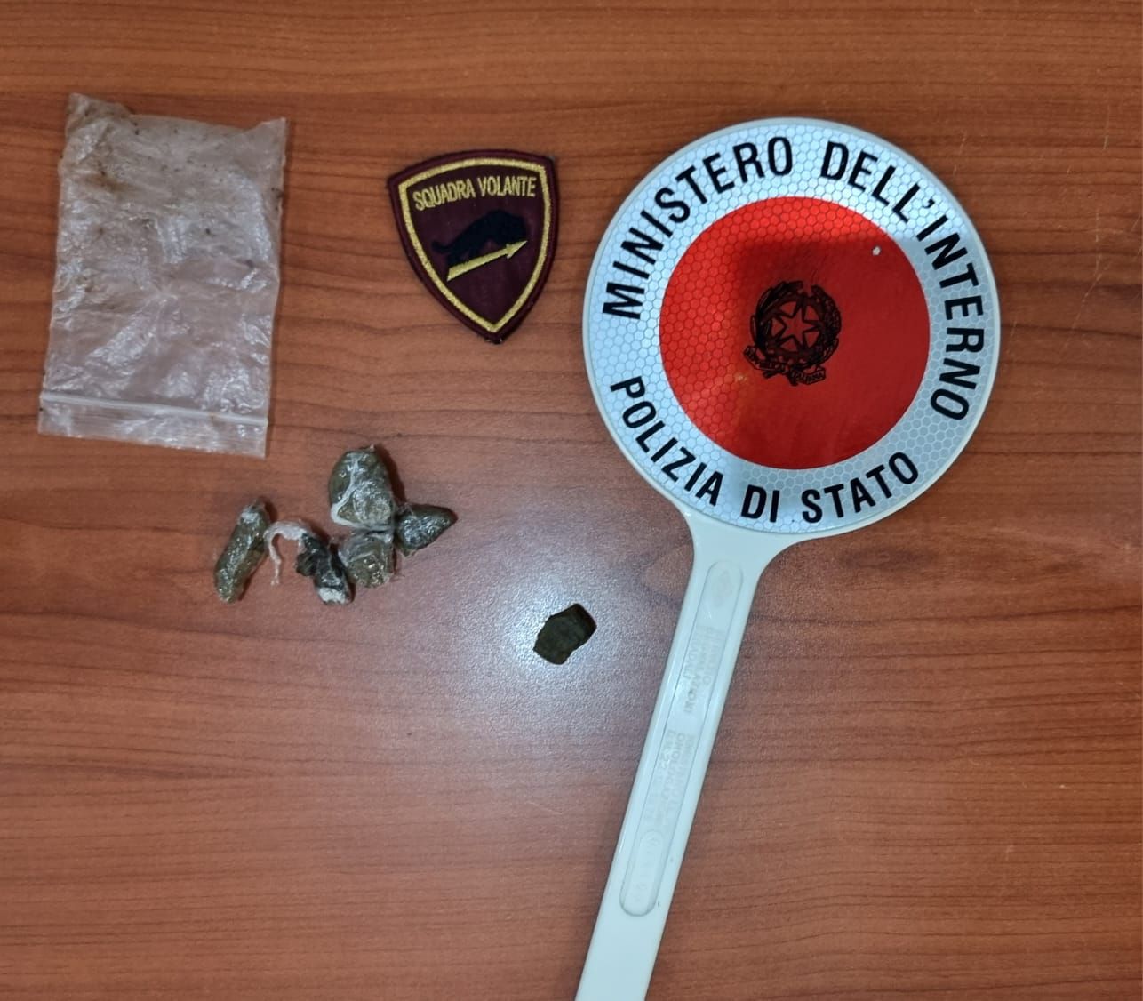 Cosenza, scoperta droga in un cestino di un bar del centro