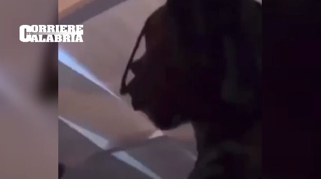 «Vergogna a Soverato, chiede di essere pagata e viene presa a calci». La denuncia sui social – VIDEO