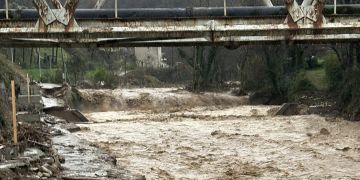 Calabria nella morsa del ciclone Ulrike: fiumi in piena, frane e raffiche oltre i 100 km/h – FOTO E VIDEO