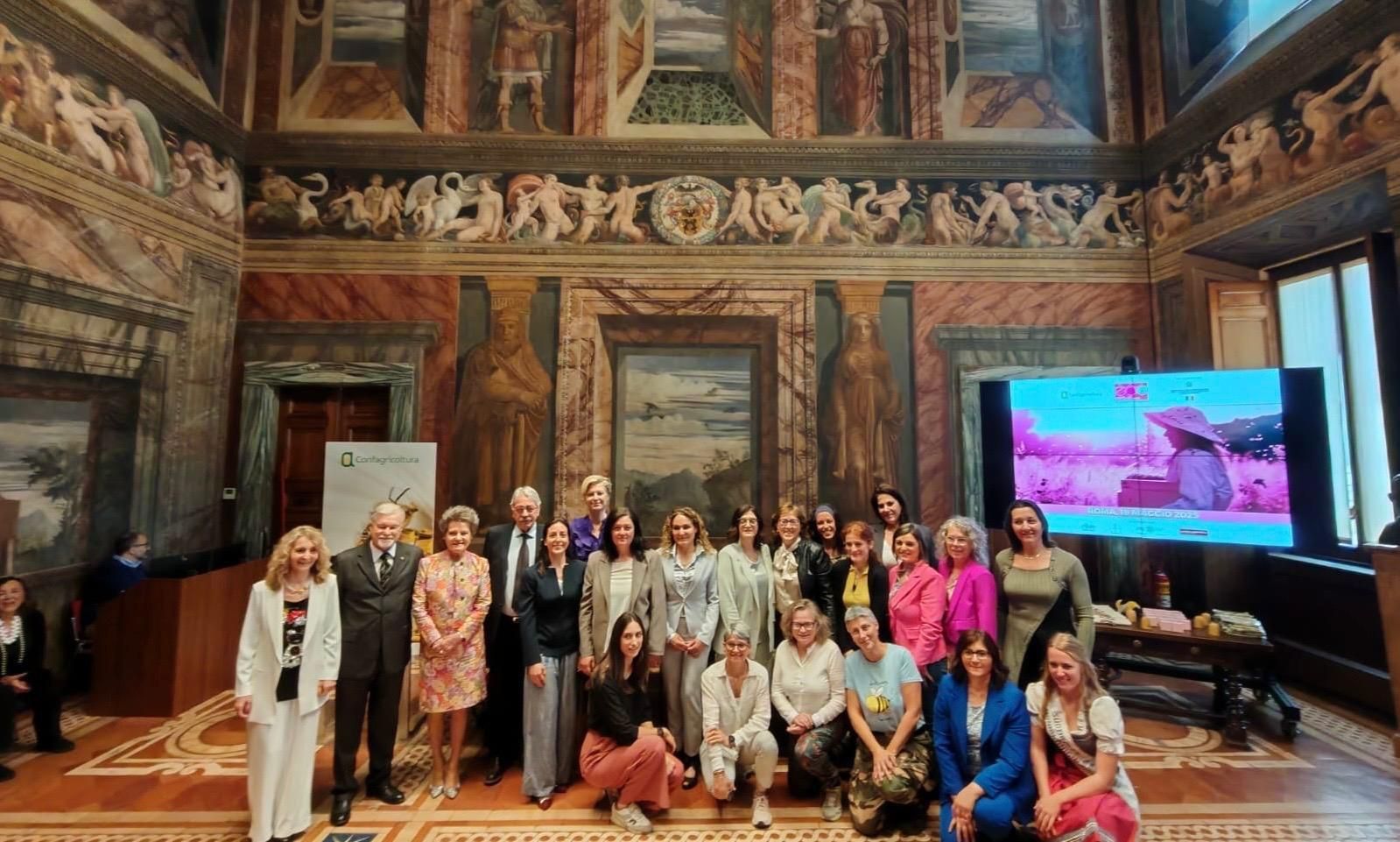 ApinRosa, cresce l’apicoltura al femminile: premiate 20 apicoltrici