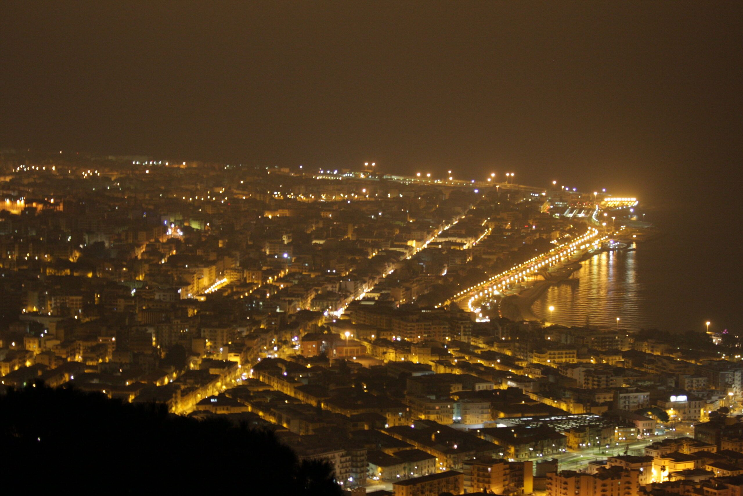 Reggio Calabria, ripetuti raid vandalici notturni alla pubblica illuminazione. «La situazione è insostenibile»