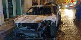 Lamezia, bruciata l’auto di un avvocato. La Procura estrapola i dati dai cellulari di tre indagati – NOMI