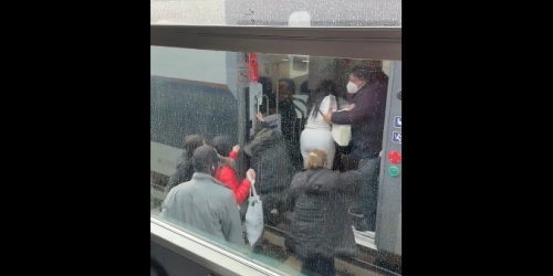 Bonelli: «La mia odissea sul treno per Cutro. Ma Salvini pensa al Ponte...» - VIDEO