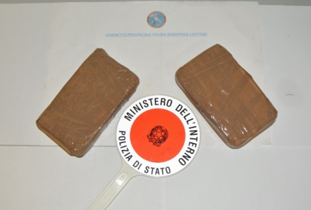 Crotone, sorpreso in auto con oltre un chilo di eroina: arrestato pregiudicato