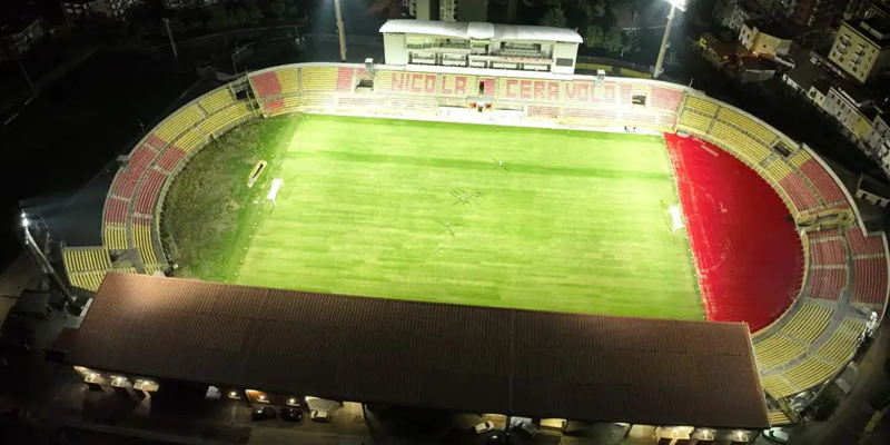 Derby Catanzaro-Cosenza, al via la fase 2 della prevendita. Vendita sospesa per i sostenitori rossoblù