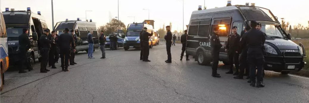 Non si fermano all’alt, uomo ferito gravemente in una sparatoria