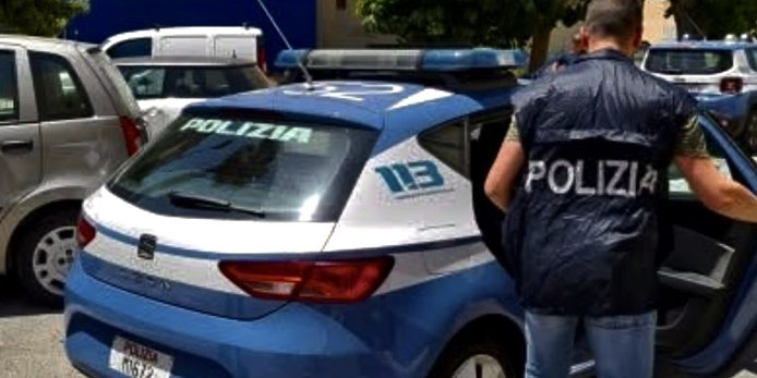 Non accetta la fine della relazione: misure cautelari per una donna a Crotone accusata di stalking