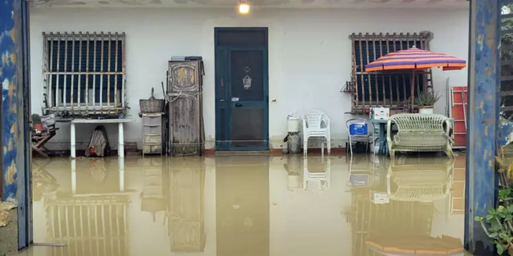 Esondato il torrente Coscile, ordinata l’evacuazione. Stasi: «L’argine del Crati è un colabrodo» – FOTO