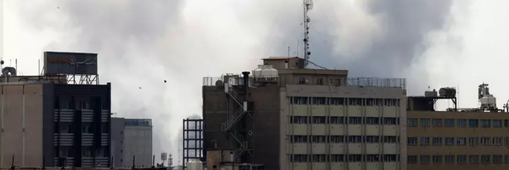 Trump: «Nuovi bersagli». L’Iran apre lo Stretto di Hormuz