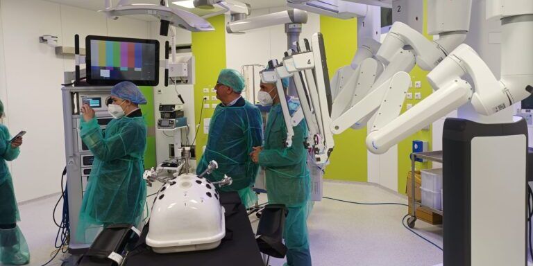 A Cosenza in nove mesi eseguiti 100 interventi con il robot Da Vinci