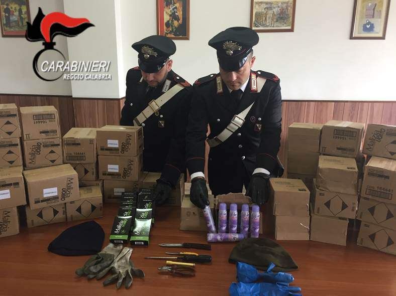 Ruba merce da un treno in sosta, arrestato 55enne a Villa