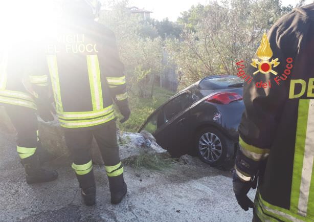 Catanzaro, auto va fuori strada e trancia le tubature di gas e acquedotto
